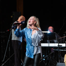 Leona Machálková má koženku v oblibě, vystupuje například v koženkových legínách.