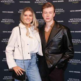 Půvabná Natálie neodolala trendy džínám do pasu a krátké bundičce s límečkem, zpěvák a herec sladil retro top s barvou vlasů a vsadil na nesmrtelný vintage kousek, nadčasové kožené sako.