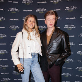 Zamilovaný pár si do společnosti vyrazil v  neformálních outfitech s vintage a retro prvky.