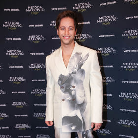 Dominik se také stará Milanovi o jeho šatník.