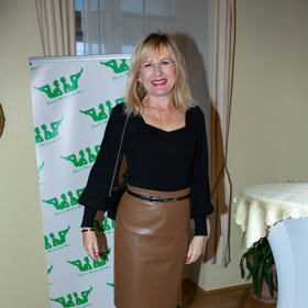 Štěpánka Duchková nosí na podzim hnědou koženou sukni. K ní obléká jednoduché černé tričko nebo halenku, drží se tedy rady návrhářky Martiny Pipkové Loudové a vhodných kombinacích.