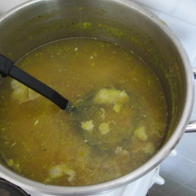 Zkuste si udělat plný hrnec kuřecího vývaru. Díky němu hravě zvládnete i chladné dny...