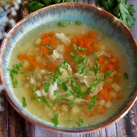 Domácí vývar z kuřecího masa patří mezi tradiční česká jídla.