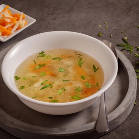 Do domácího kuřecího vývaru samozřejmě patří také domácí nudle.