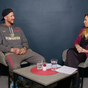 Martin Ryan se pochlubil, že má velice tolerantní přítelkyni, která mu v jeho práci přeje jen to nejlepší. Dokonce mu žehlí i roztrhané striptýzové košile.