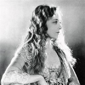 "Jeviště byla naše škola, život i domov."