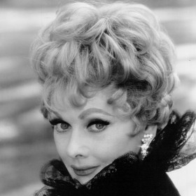 Jedna z nejlepších hollywoodských komiček Lucille Ball zemřela krátce poté, co podstoupila akutní operaci srdce. Problém se však objevil na jiném místě, než které bylo operováno. Nepomohly ani téměř padesátiminutové pokusy o oživení.