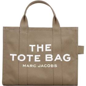 Taška na celý den v podání Marca Jacobse. Ikonický model můžete mít hned v několika velikostech a nově i v módní miniaturní verzi. Střední varianta "medium" stojí 6 590 Kč.