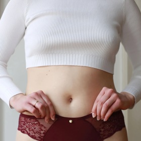 Rafinovaná klasika v bordó se střední savostí a prodlouženou vložkou vepředu v sobě ukrývá inovativní savou vrstvu SAYUpro. Značka SAYU, 1 349 Kč