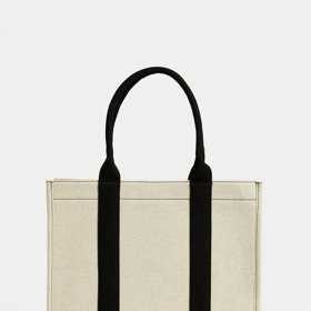 Velmi podobný styl plátěné tašky nabízí obchodní dům Marks & Spencer za 1 399 Kč.