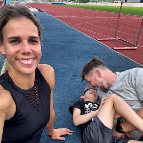 Oštěpařka Nikola Ogrodníková a hokejista Petr Vrána vedou Lea ke sportu.