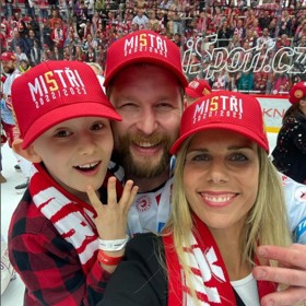 Oštěpařka Nikola Ogrodníková se svým partnerem, hokejistou Petrem Vránou a jeho synem Leem.