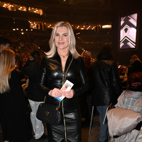 Zpěvačka Leona Machálková si koncert Mariky Gombitové užila v koženkových šatech s dlouhým rukávem, které doplnila černou koženou kabelkou značky Guess.