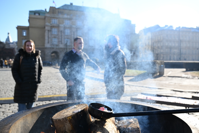 FOTO: Z vosku bude socha. – stránka 84