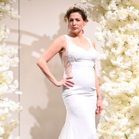 Komička Adéla Elbel předváděla modely vhodné pro nastávající maminky. Na Instagramu pochválila tyto šaty se zdobenými tylovými ramínky a vsadkami. Model doplnil trendy doplněk, tiára.