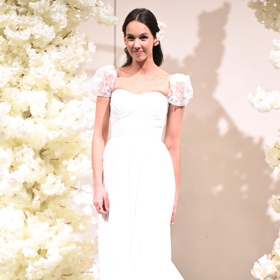 Svatební trendy roku 2024 v podání salonu Adina předváděla i herečka Michaela Tomešová. Hitem budou například šaty s elegantní siluetou korzetového živůtku, řasených rukávků a přiléhavé sukně s rozšířením od kolen.