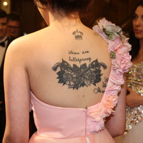 Celeste Buckingham měla brát svá tetování v úvahu i v případě plesové róby. V současné době také existují make-up triky, kterými je možné tetování na večer zcela zakrýt. 