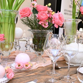 Bělostné svatební prostředí rozzáří některá z módních barev, třeba růžová inspirovaná korálovými pivoňkami.