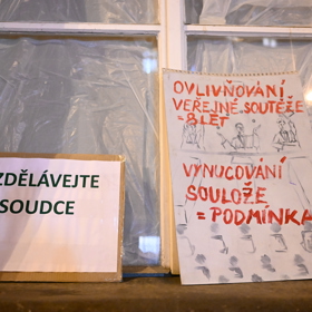 Desítky podporovatelů obětí znásilnění se sešly před ministerstvem spravedlnosti.