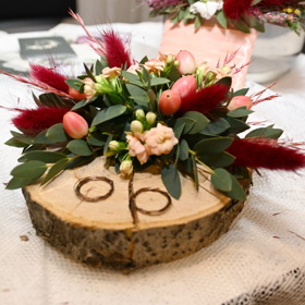 Postor pro snubní prstýnky v duchu udržitelnosti. 