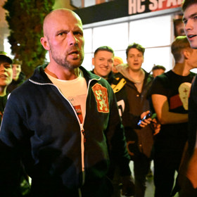 Psychopat Bejr  před halou.