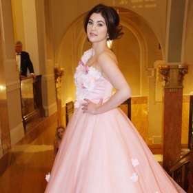 Zpěvačka Celeste Buckingham při příchodu ohromila velkou růžovou róbou s květy... dokud se k novinářům neobrátila zády.