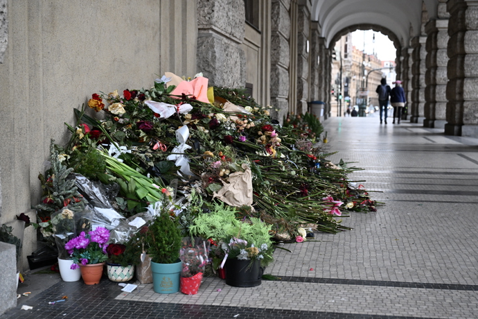 FOTO: Věnce na místě stále zůstávají. – stránka 86
