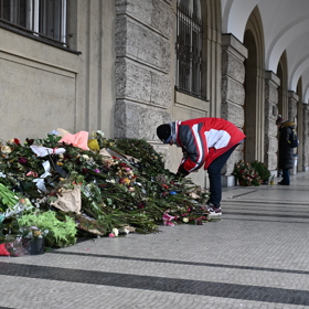 Před budovou zůstávají pouze věnce. 