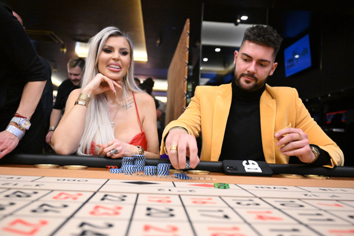 FOTO: Lela Ceterová si večer užívala ve společnosti fotografa Petra. – stránka 35