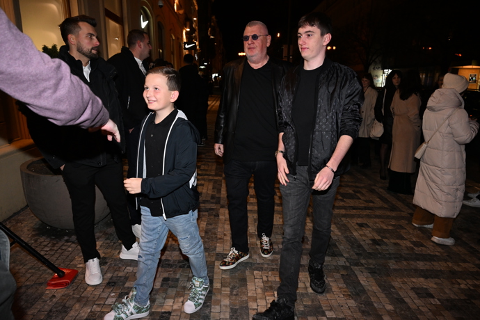FOTO: Na premiéře nemůže chybět Ivo Rittig se svými syny. – stránka 128
