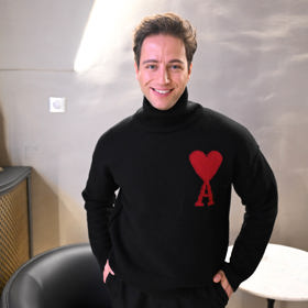 Milan Peroutka na lednovou tiskovou konferenci k muzikálu Troja oblékl černý svetr s červeným srdcem.