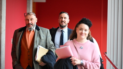 FOTO: Obhájce Jana Cimického Miroslav Kučerka a advokátka obětí Lucie Hrdá míří k soudu.