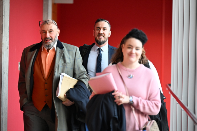 FOTO: Obhájce Jana Cimického Miroslav Kučerka a advokátka obětí Lucie Hrdá míří k soudu. – stránka 276