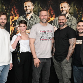 Moderátor Survivoru se svými bývalými hráči, mezi nimiž jsou i dva vítězové - Tomáš Weimann a Vláďa Čapek.