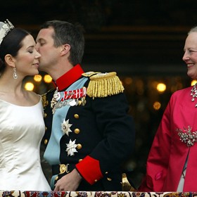 Sňatku přihlížela také královna Markéta II., které se původně nelíbilo, že by si princ Frederik měl vzít ženu z jiné společenské vrstvy...