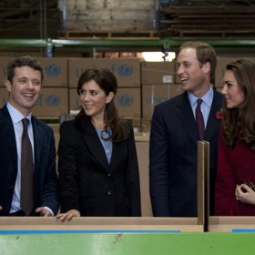 Setkání dvou monarchií: korunní princ Frederik a korunní princezna Mary s princem Williamem a  vévodkyní Kate v depu UNICEF v Kodani.