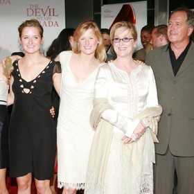 Téměř celá rodinka se na veřejnosti pohromadě sešla v roce 2006 na premiéře filmu Ďábel nosí Pradu. Zprava Don Gummer, Meryl Streep a jejich dcery Mamie, Grace a Louisa. Chybí jen syn, muzikant Henry.