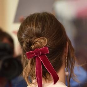 Krásná sametová mašle v drdolu herečky a zpěvačky Mandy Moore. 