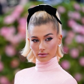 Mašli na vysokému culíku měla napříkla Hailey Bieber. 
