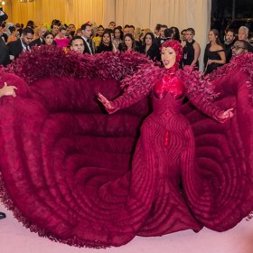 Rapperka Cardi B se extravagantních výzev také rozhodně nebojí. Důkazem je třeba její šarlatová róba z jednoho z minulých ročníků Met Gala.