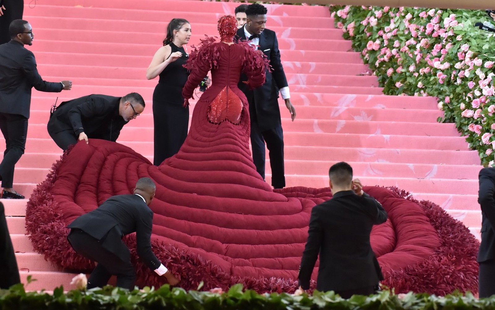 Galerie: Gillian Anderson pošitá ženským klínem, Cardi B s kamínky ...