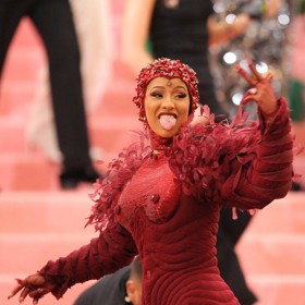 Šaty Cardi B "zdobily" veškeré atributy dokonalého ženství. Vymodelovaná ňadra, naznačený klín...