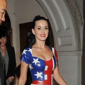 Nebo bodycon šatech s motivy americké a britské vlajky, které své nositelce neodpustí jediný faldík.