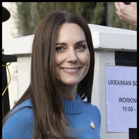 Březen 2022 - netypicky hladký účes s natočenými konečky představila Kate v Ukrajinském kulturním centru v Londýně.