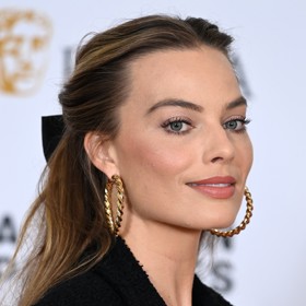 Účes s mašlí ve falešném culíku si oblíbila i Barbie Margot Robbie. 