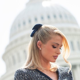 Co by to bylo za trend, kdyby jej neměla i Paris Hilton. Spuštěná patka v popředí účesu vypadá také skvěle. 