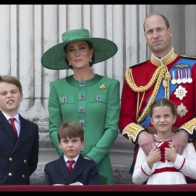 Prostřední Charlotte je pak doslova tátovou princeznou. William si možná při její výchově není tak úplně jistý, s holčičkami totiž nemá žádné zkušenosti. Sám vyrůstal s bratrem Harrym a krom Charlotte má dva syny.