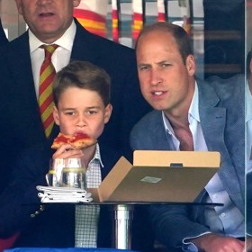 S nejstarším Georgem má William pro změnu úplně jiné starosti. Musí ho pomalu připravovat na úlohu následníka trůnu.