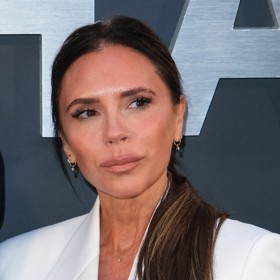 Bývalá členka Spice Girls a současná módní návrhářka Victoria Beckham se už roky chlubí štíhlou vysportovanou postavou.