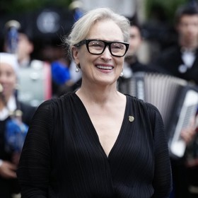 Další výrazný model, který americká herečka ráda nosí. Hranaté obroučky opět v černém provedení.